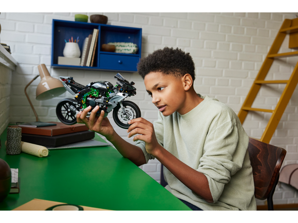 LEGO® Kawasaki Ninja H2R Motorcycle 42170