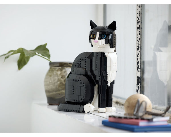 LEGO® Tuxedo Cat 21349