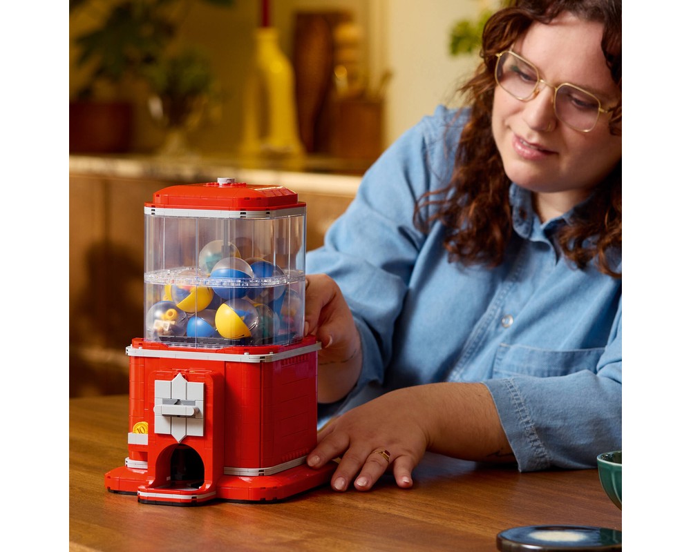 LEGO® Minifigure Vending Machine 21358