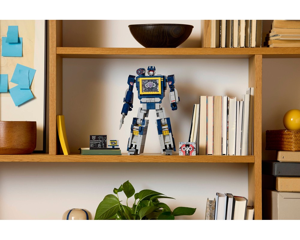LEGO® Transformers: Soundwave 10358