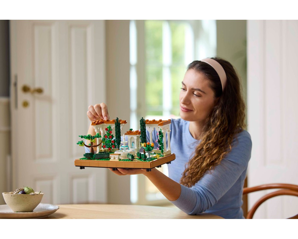 LEGO®  Fountain Garden 10359