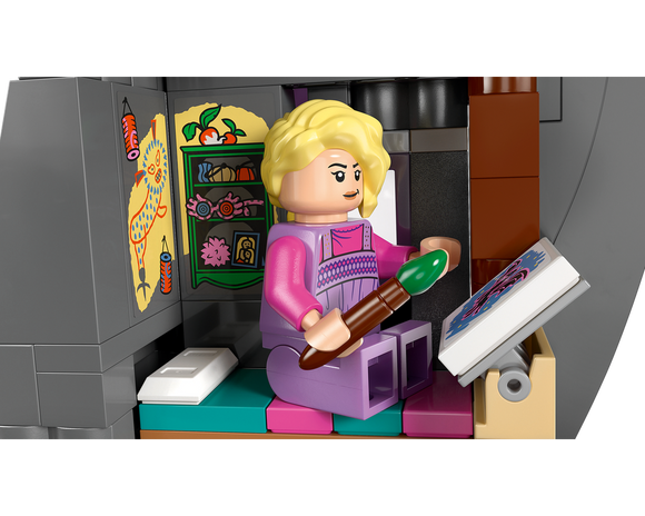 LEGO® Luna Lovegood's House 76467