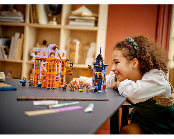LEGO® Diagon Alley™: Weasleys' Wizard Wheezes™ 76422