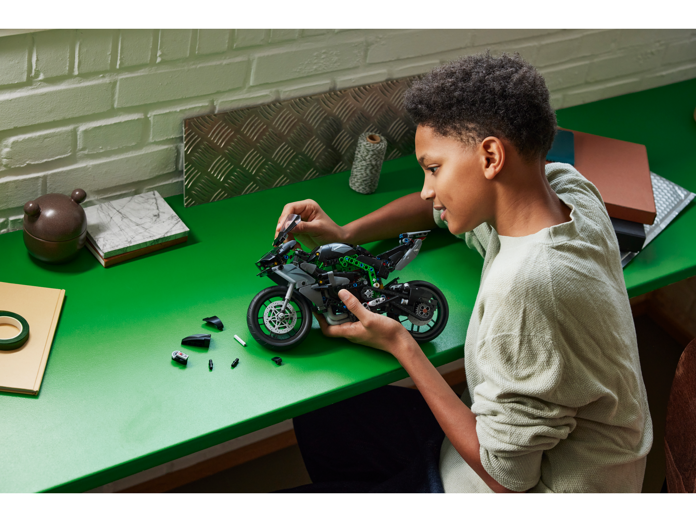 LEGO® Kawasaki Ninja H2R Motorcycle 42170
