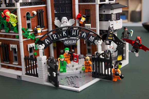LEGO® Arkham Asylum™ 76300