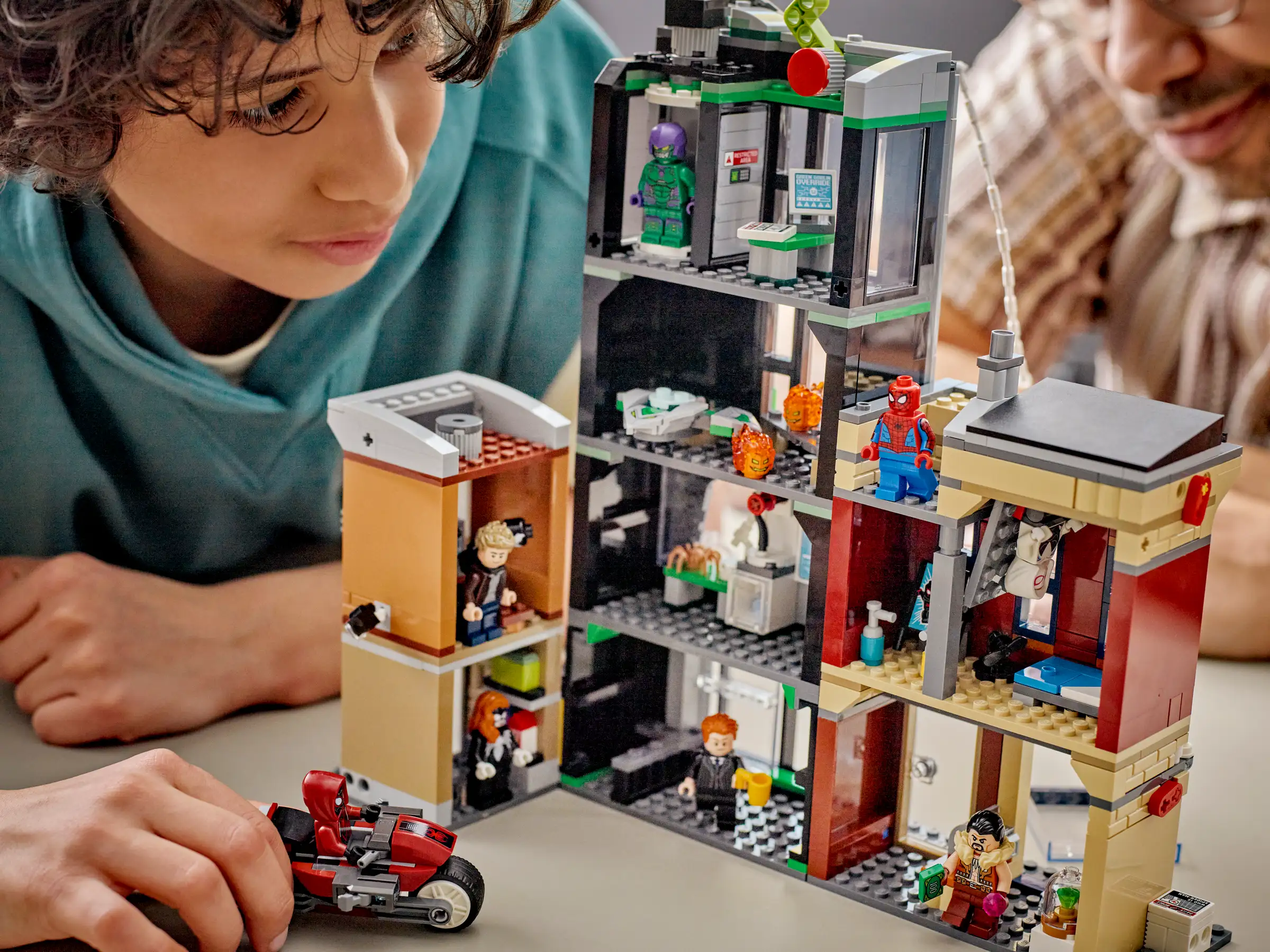 LEGO® Spider-Man vs. Oscorp 76324