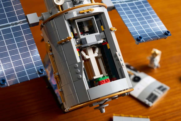 LEGO® Hubble Space Telescope 11382