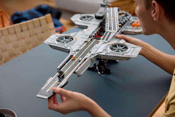 LEGO® S.H.I.E.L.D. Helicarrier 76354