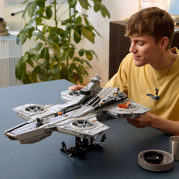 LEGO® S.H.I.E.L.D. Helicarrier 76354